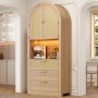 Eleganter Vitrinenschrank Natur mit geschwungenem Oberteil, Rattantüren, LED-Beleuchtung und Schubladen für Wohnzimmer.