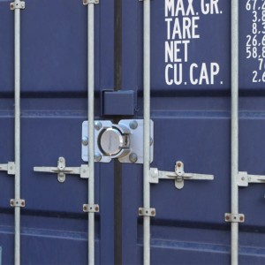 Master Lock Vorhängeschloss 736EURD mit verdecktem Bügel am blauen Container.