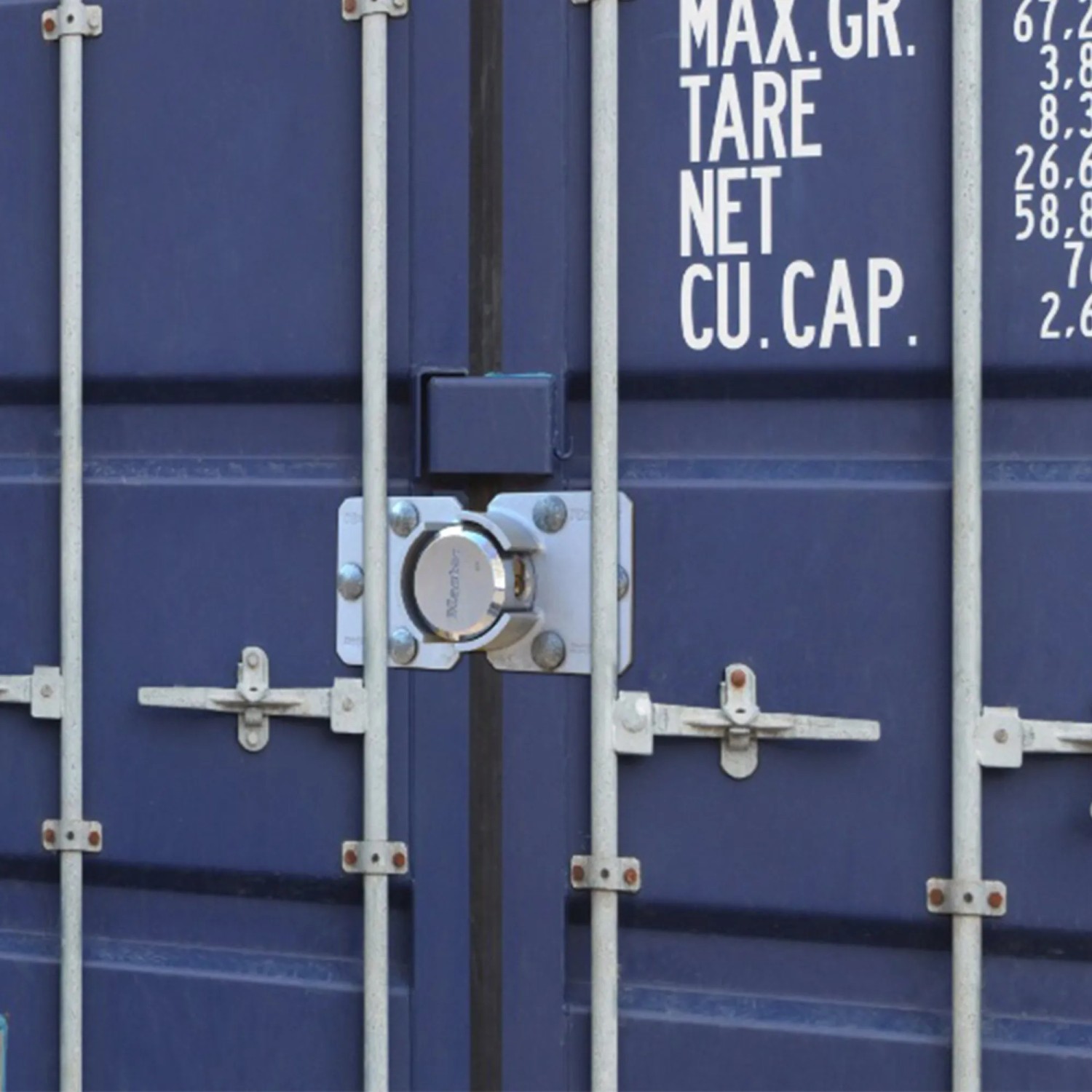 Master Lock Vorhängeschloss 736EURD mit verdecktem Bügel am blauen Container.