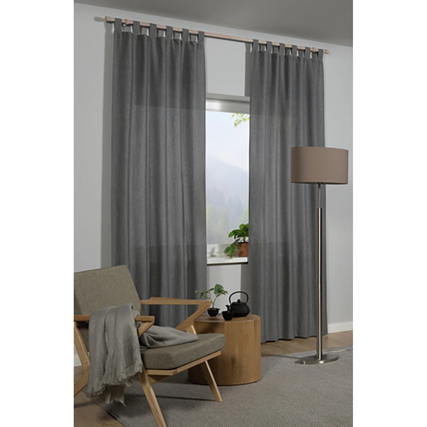 Gardinia Gardinenstangen-Set Shorty Eiche Castell gekälkt, 160 cm, mit grauen Vorhängen im Wohnraum.