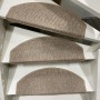 Beige Stufenmatten Natura (65x28 cm) auf einer Treppe.