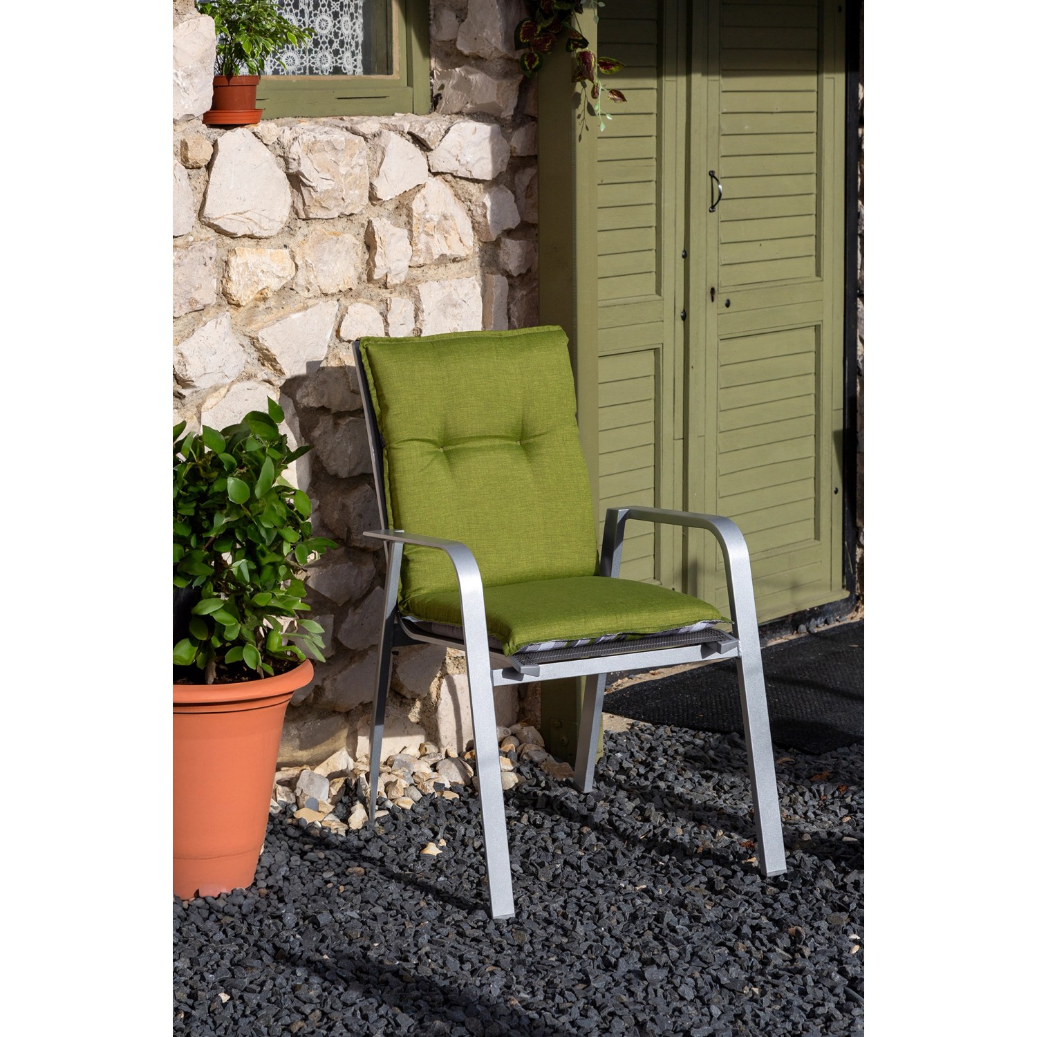 Beo Niedriglehner-Saumkissen Tirana Turin, grau-grün, auf Gartenstuhl. Sitzkissen für mehr Komfort.