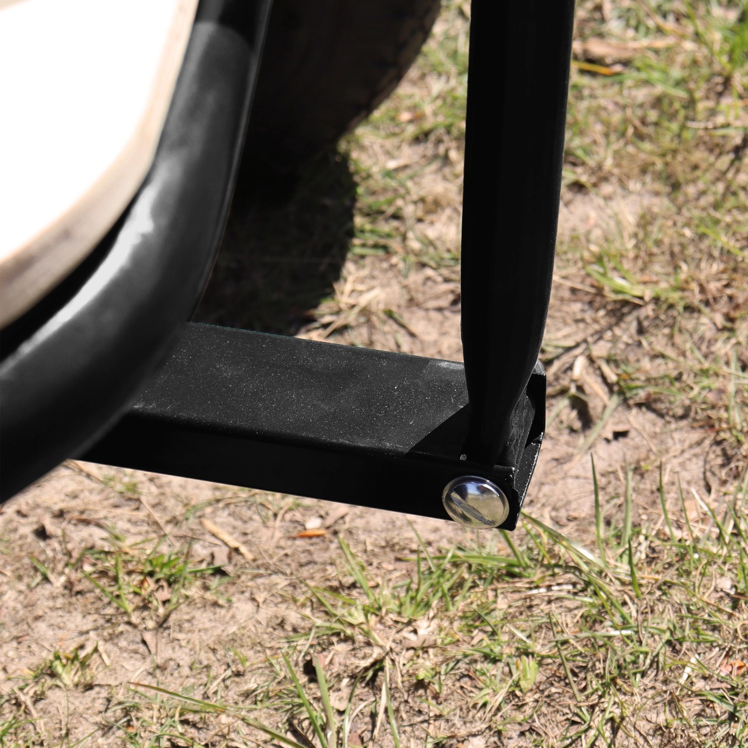 Detailaufnahme: Schwarzer Rahmen und Rad des Sunny Bollerwagen Billy Beach Wagon.