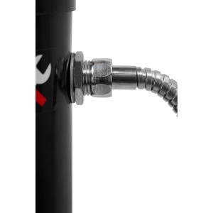 Detailaufnahme: Anschluss der Summer Fun Solardusche Easy mit flexiblem Schlauch.