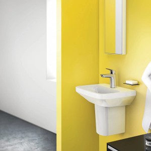 Hansgrohe Logis E Waschtischarmatur 70 mm Chrom mit Zugstange am Waschbecken.