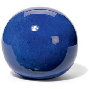 Blaue, glasierte Kirschke Kugel (20 cm) aus Steingut für die Gartendekoration.