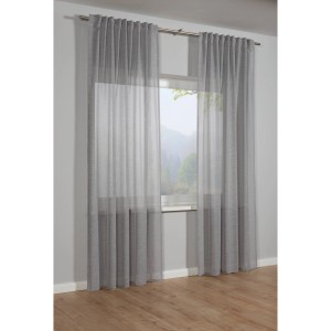 Blickdichter, silbergrauer Bennetti Schal mit Gardinenband, 140x175 cm, vor Fenster.