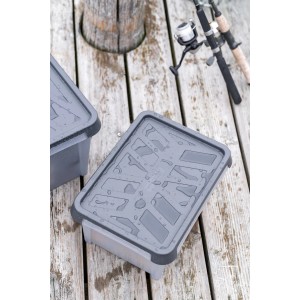 Graue SmartStore Dry 15 Aufbewahrungsbox auf Holzplanken, wasserabweisend.