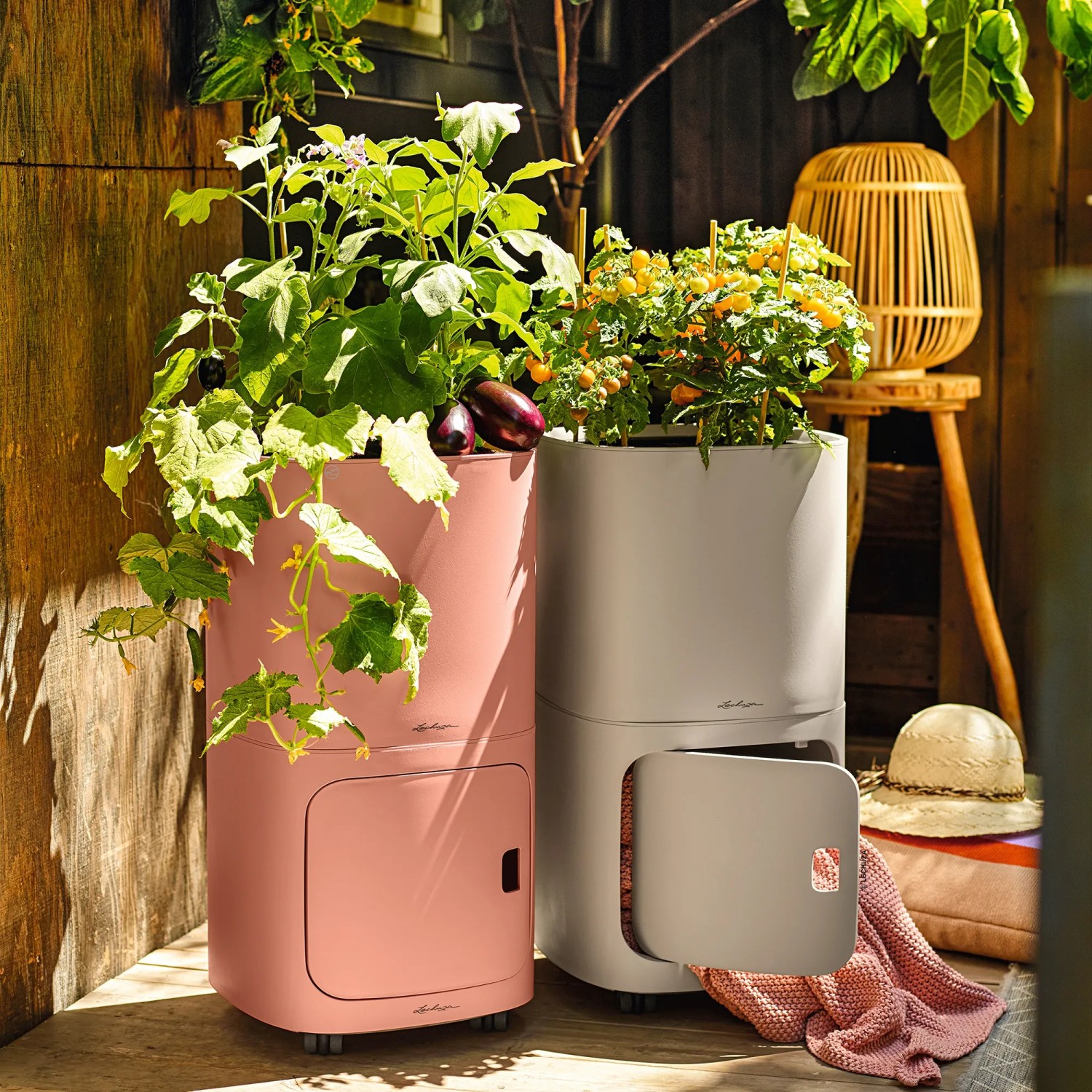 Lechuza Pila Color Storage in Sandbraun und Rosa mit Pflanzen. Zubehör für Pflanztöpfe mit Stauraum.