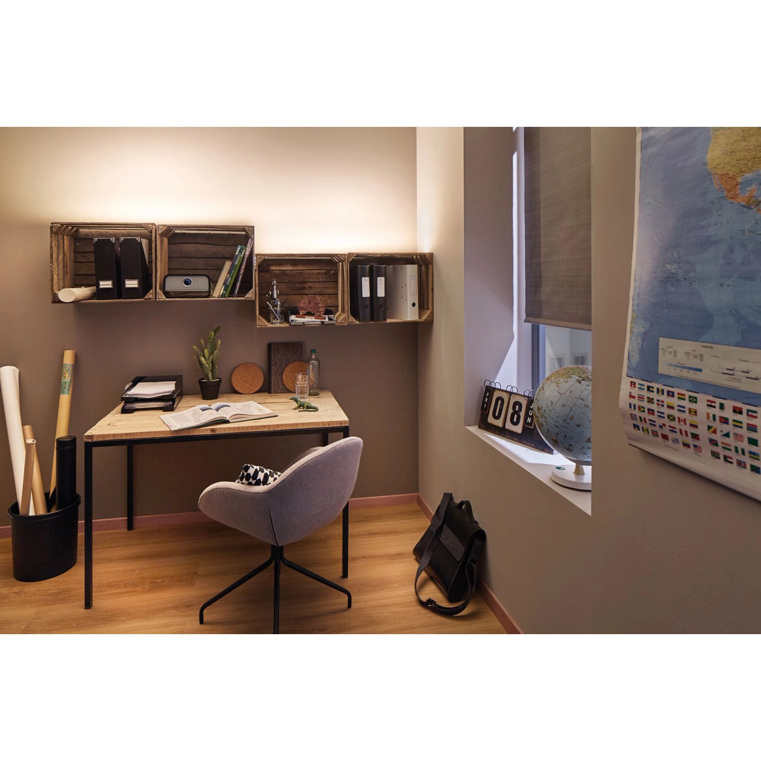 Beleuchteter Arbeitsplatz mit Paulmann LED-Power Strip Set, neutralweiß, 1,5 m, 17 W.