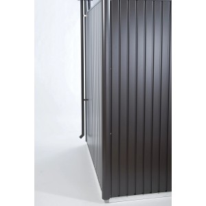 Biohort Regenfallrohr-Set, dunkelgrau-metallic, montiert an einem Gartenhaus.