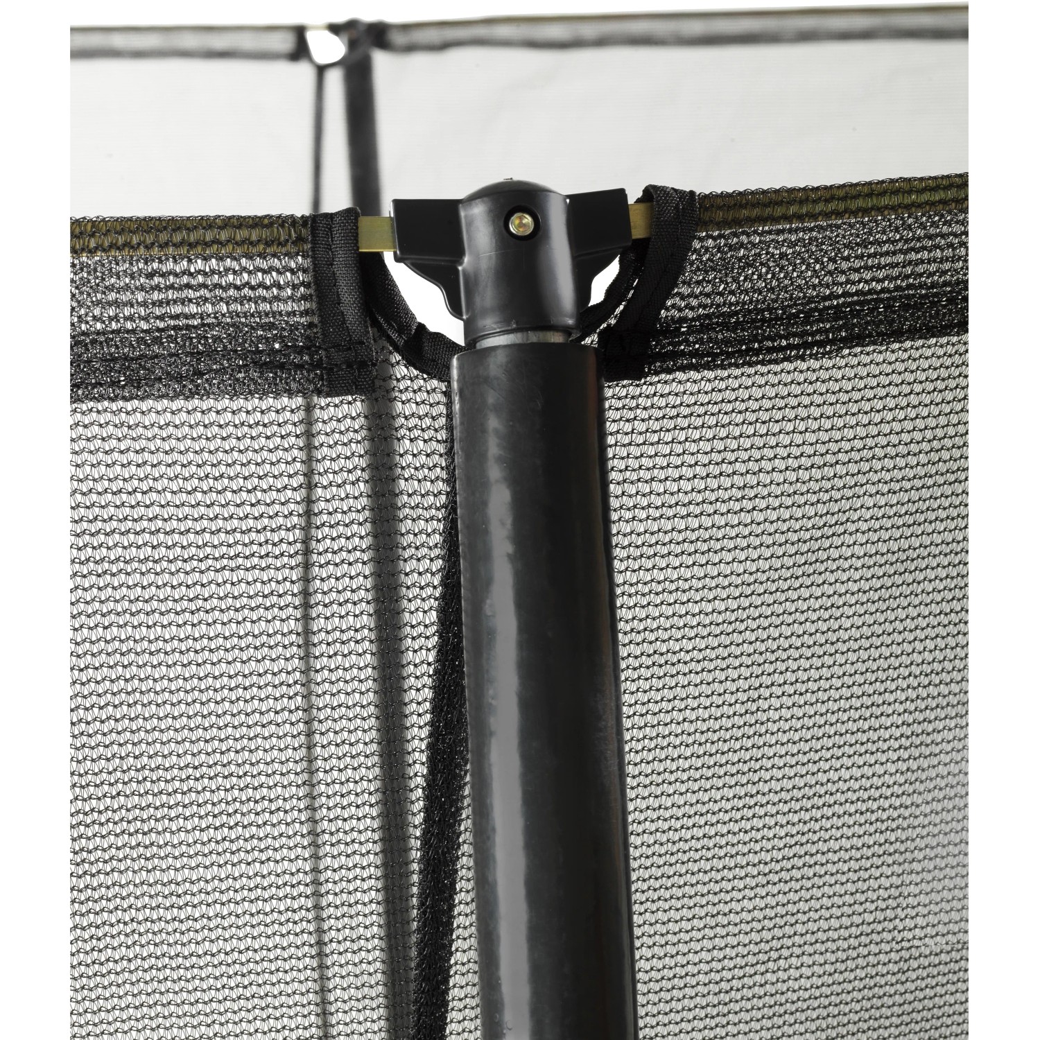 Detailaufnahme Sicherheitsnetz und Pfosten vom grünen EXIT Silhouette Bodentrampolin (D244cm).