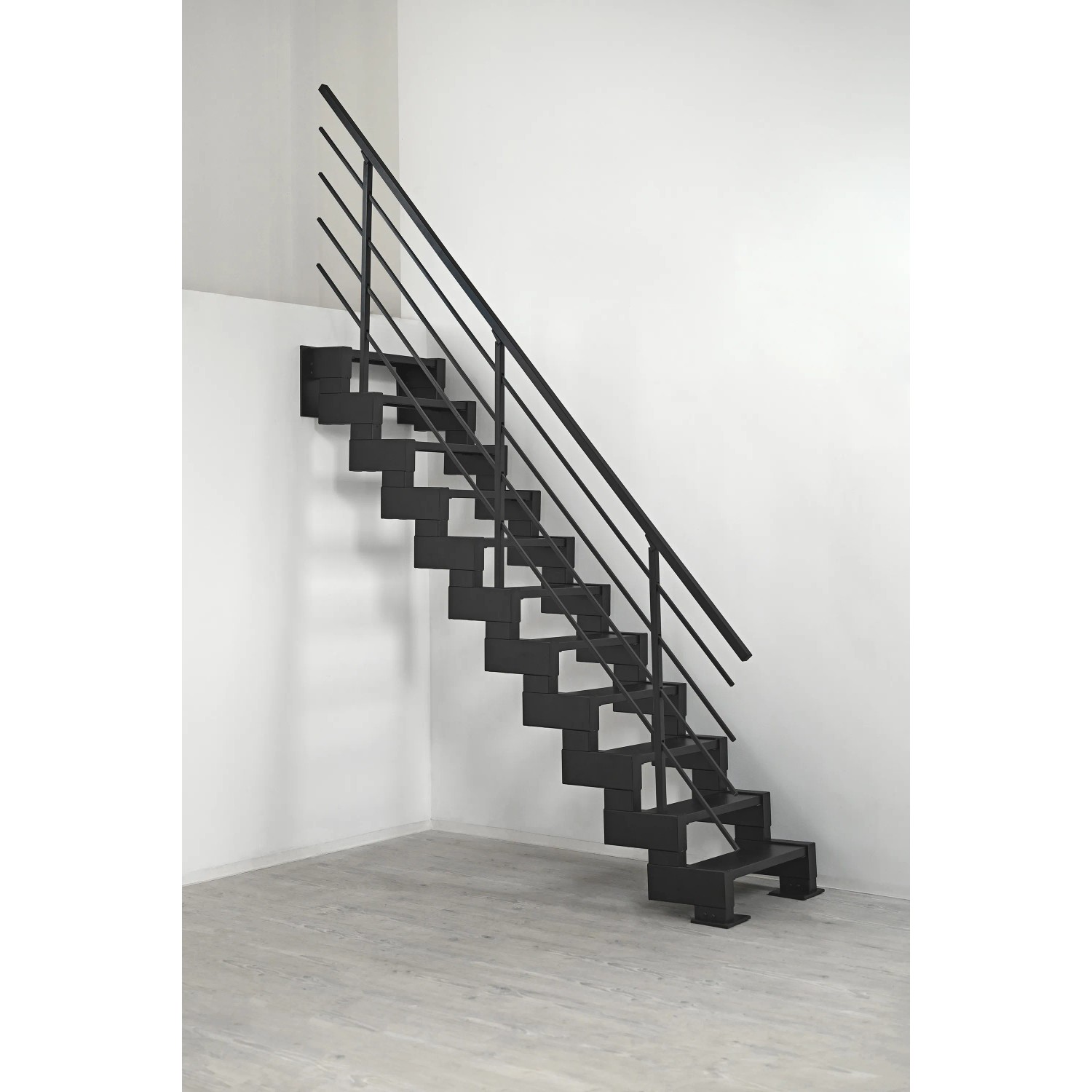 Schwarze Minka Raumspartreppe Modulario Mini Steel, Innentreppe mit Stahlstufen und Geländer.