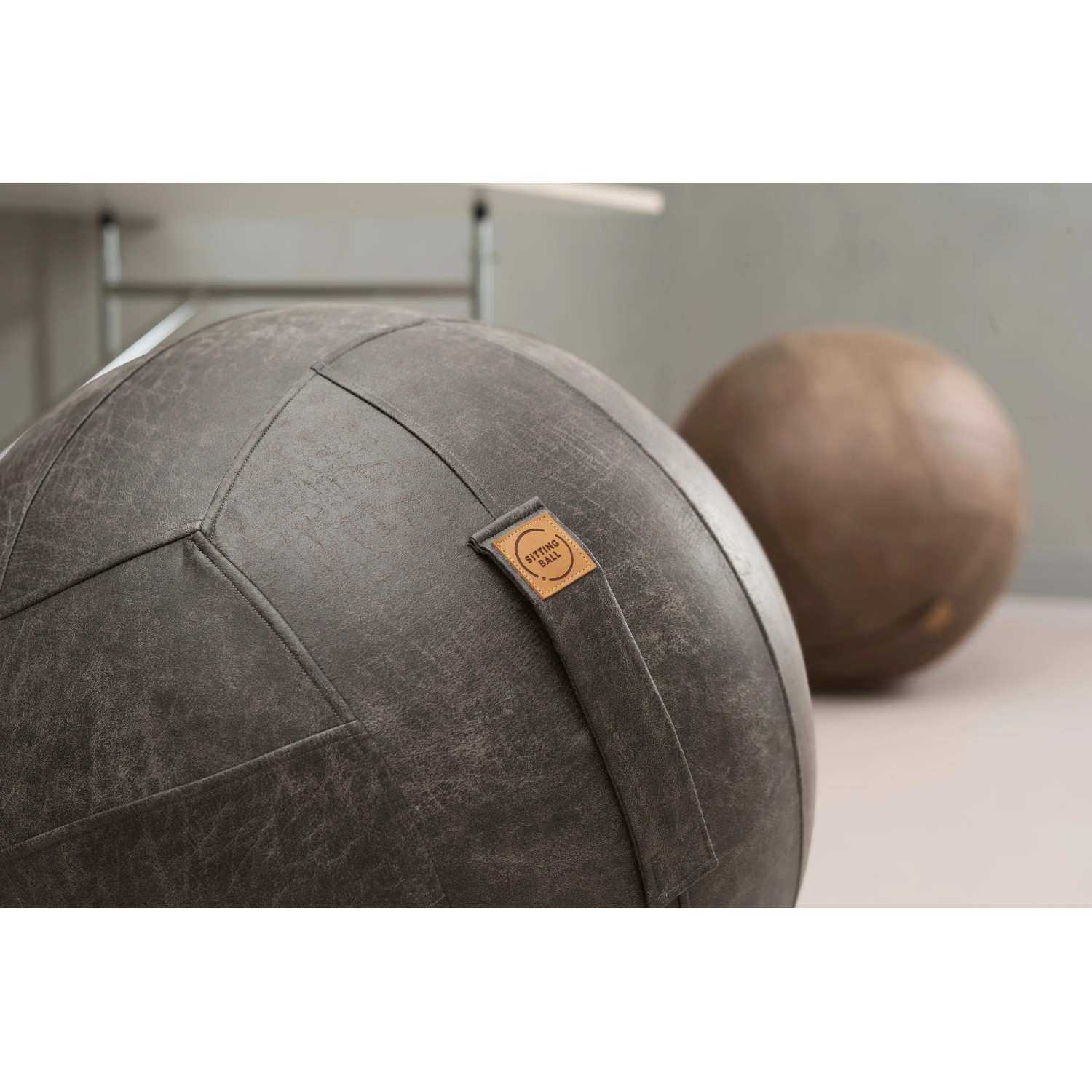 Anthrazitfarbener Sitting Ball Hocker Frankie, 150 l, aus Lederimitat mit Tragegriff und Seitentasche.