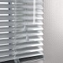 Silberne Aluminium Jalousie Burgos (50x160cm) für Fenster, Lamellen geschlossen.