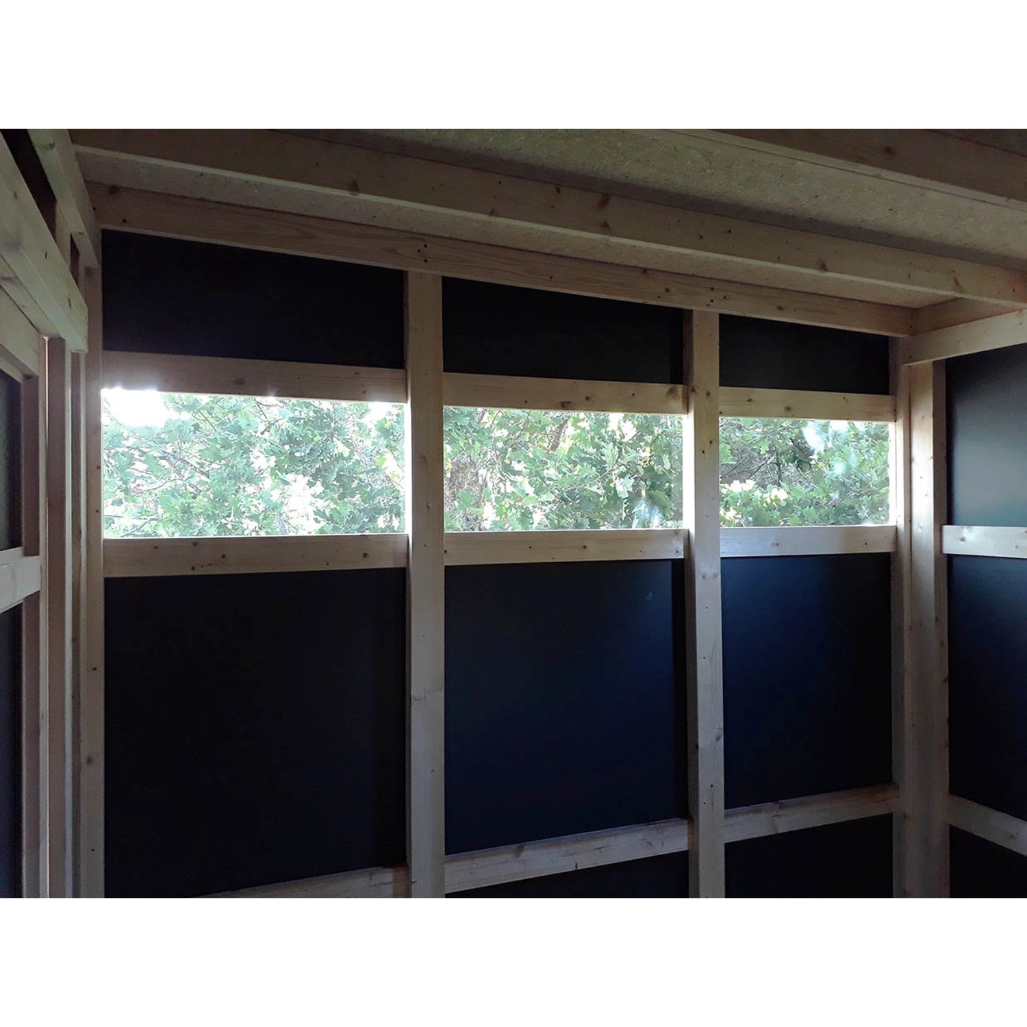 Innenansicht Gartenhaus Bertilo HPL Italian Walnut mit Fenster und Holzrahmen.