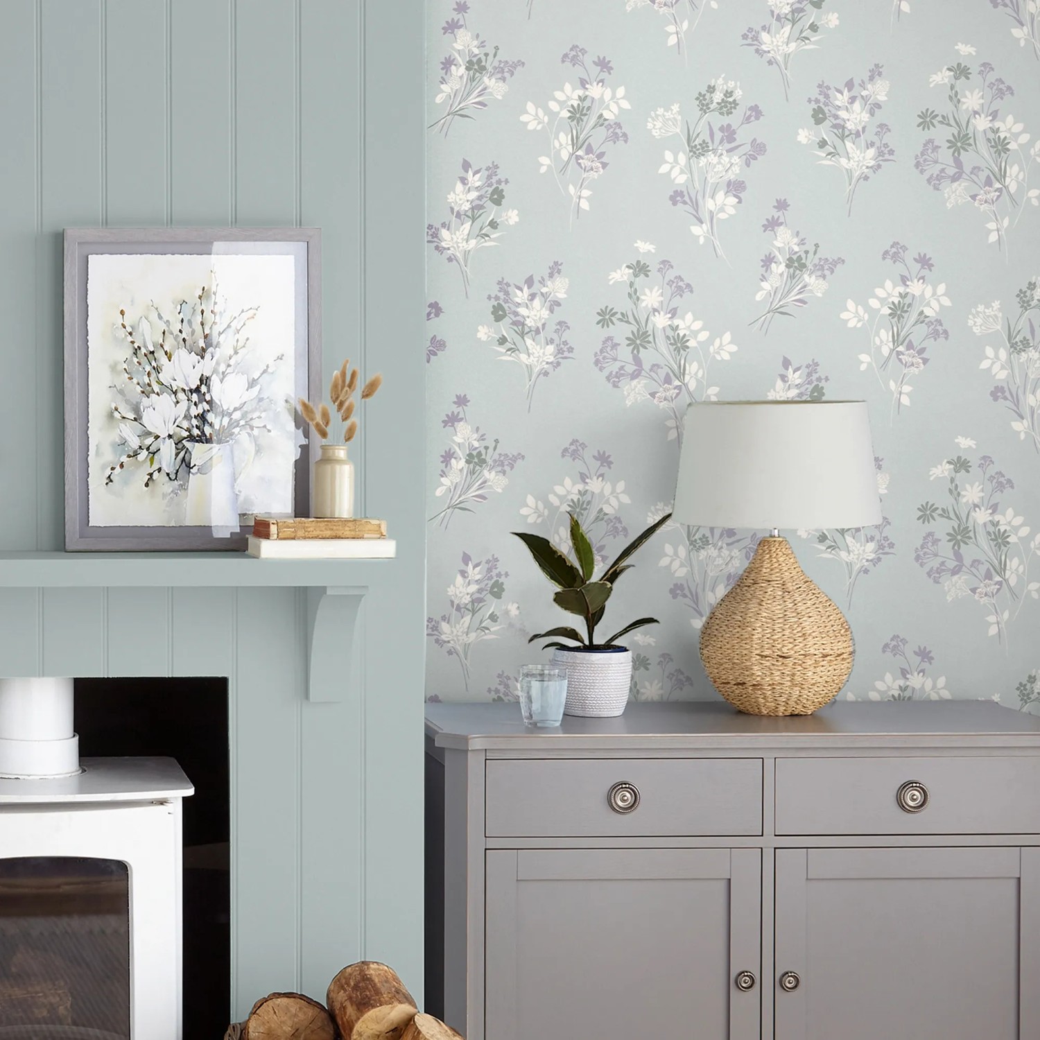 Laura Ashley Vliestapete Igerna hellblau mit Blumenmuster im Raum.