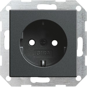 Gira Schutzkontakt-Steckdose System 55 in Anthrazit, Detailansicht.