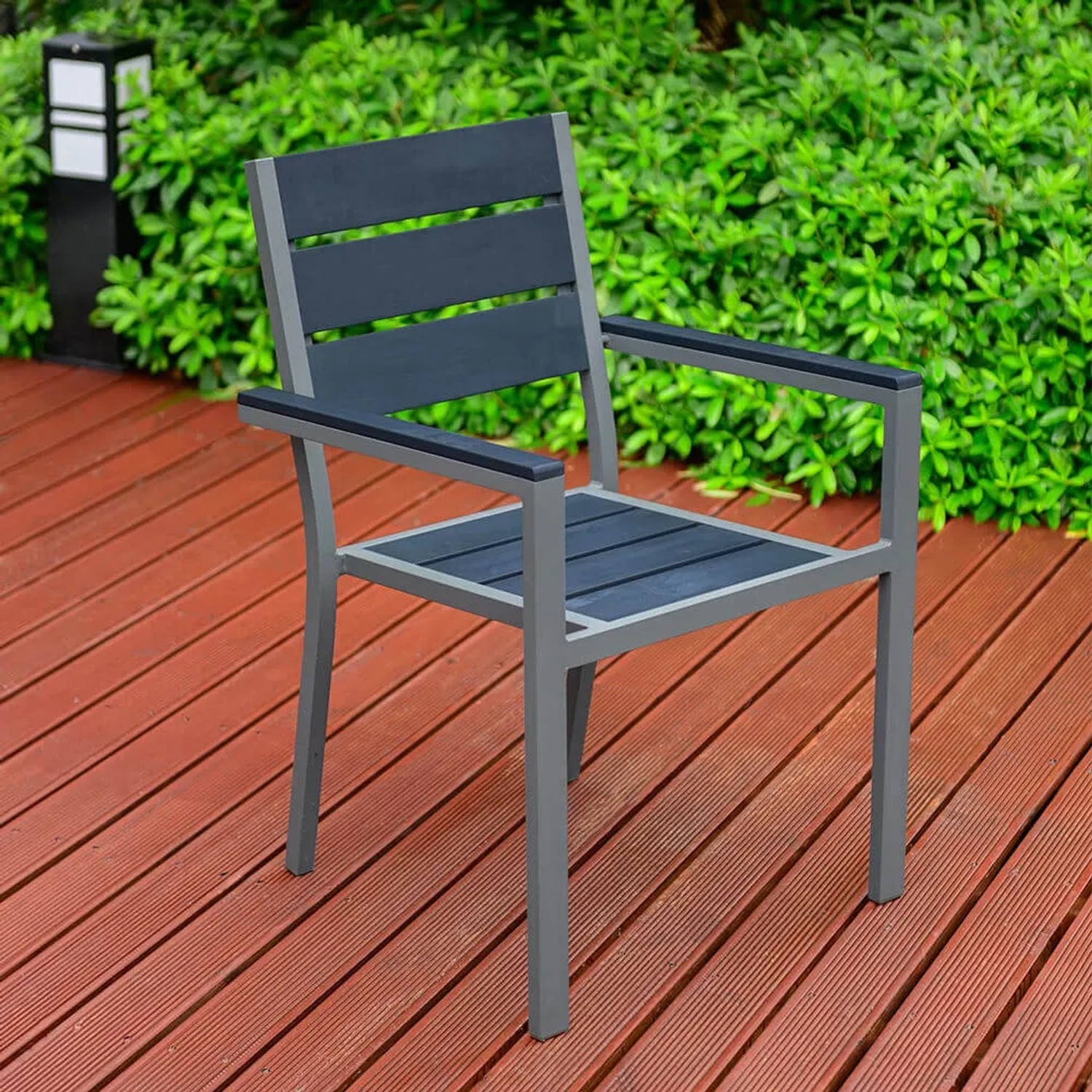 Moderner Home Deluxe Gartenstuhl Madera, hellgraues Aluminium, 10er-Set. Stapelbarer Gartenstuhl für Terrasse und Balkon.