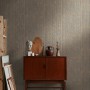 A.S. Création Vliestapete in Holzoptik (Braun/Schwarz) an Wand über Sideboard mit Deko.