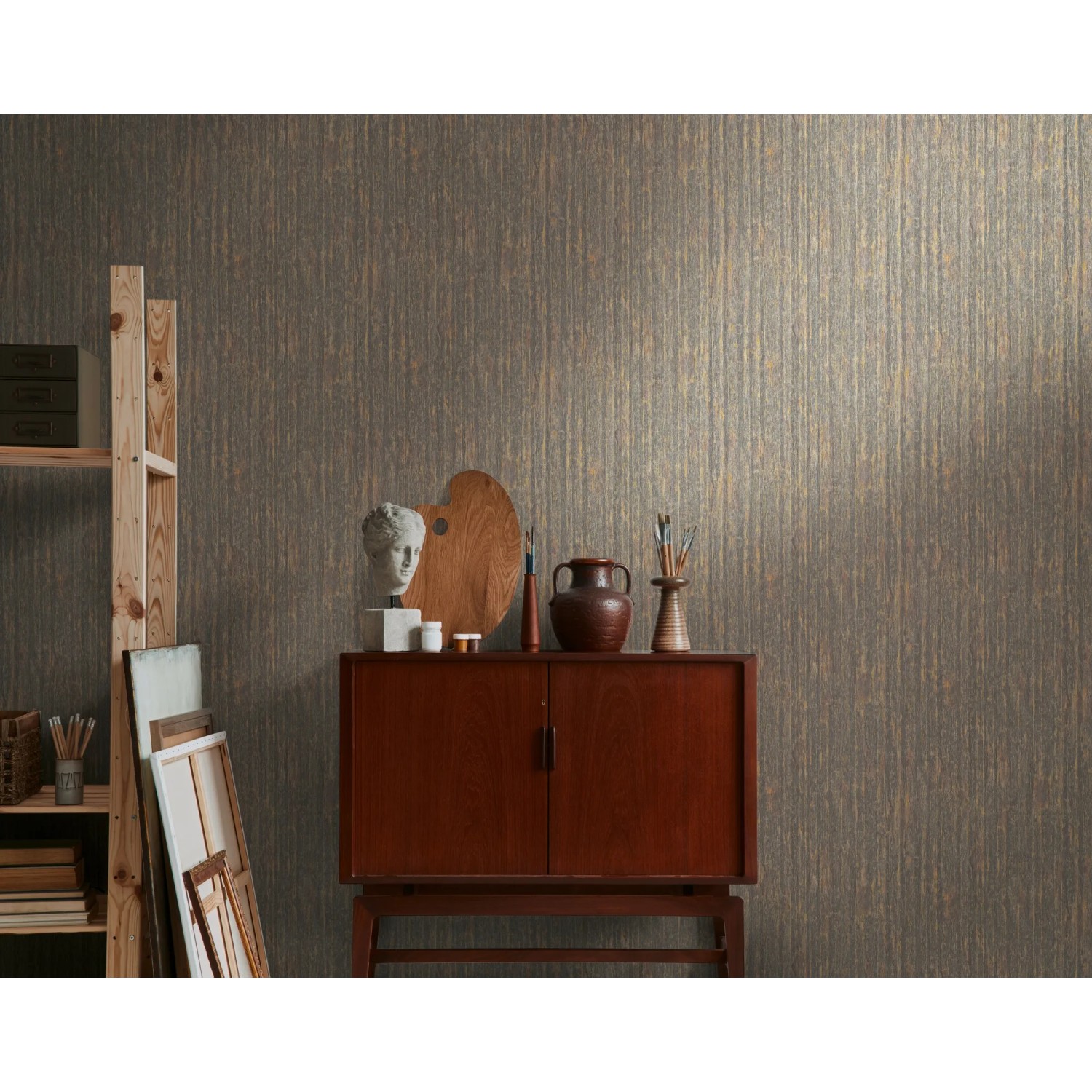 A.S. Création Vliestapete in Holzoptik (Braun/Schwarz) an Wand über Sideboard mit Deko.