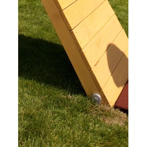 Eindrehbarer Winnetoo Bodenanker zur Befestigung von Gartenspielgeräten im Boden.
