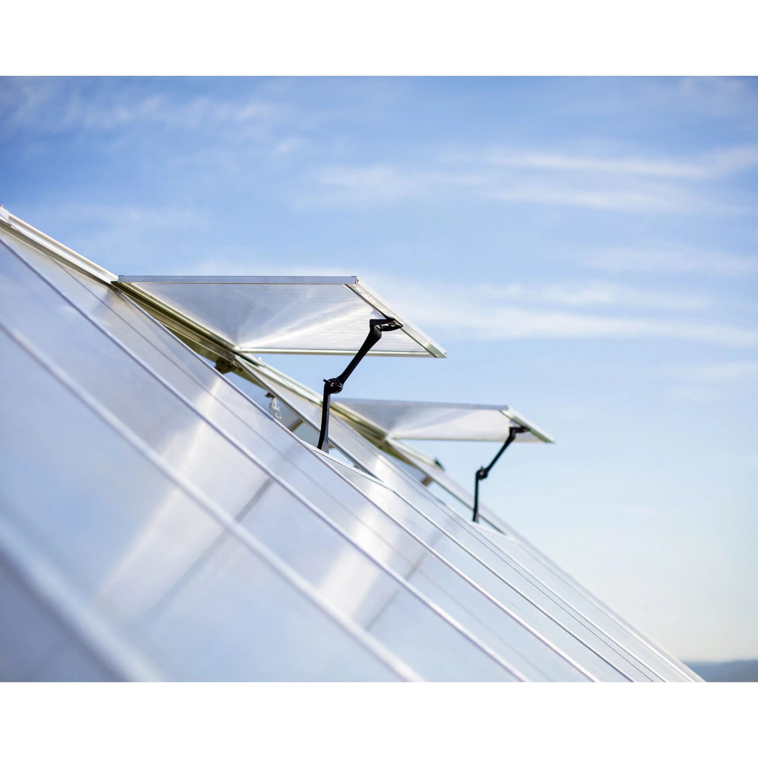 Detailaufnahme des Palram Canopia Gewächshauses Balance in Silber mit geöffneten Lüftungsfenstern.