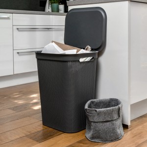 Rotho Wäschesammler Brisen 50L Anthrazit mit Deckel und kleinem Filzkorb im modernen Badezimmer.