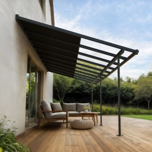 Graue Canopia Sierra Cabrio Terrassenüberdachung 2,95x5,55m mit Schiebedach über Holzterrasse.