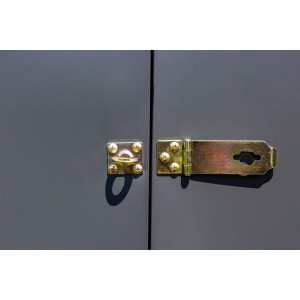 Detailaufnahme: Verschlussriegel an grauen Spacemaker Metall-Gerätehaus Tür.