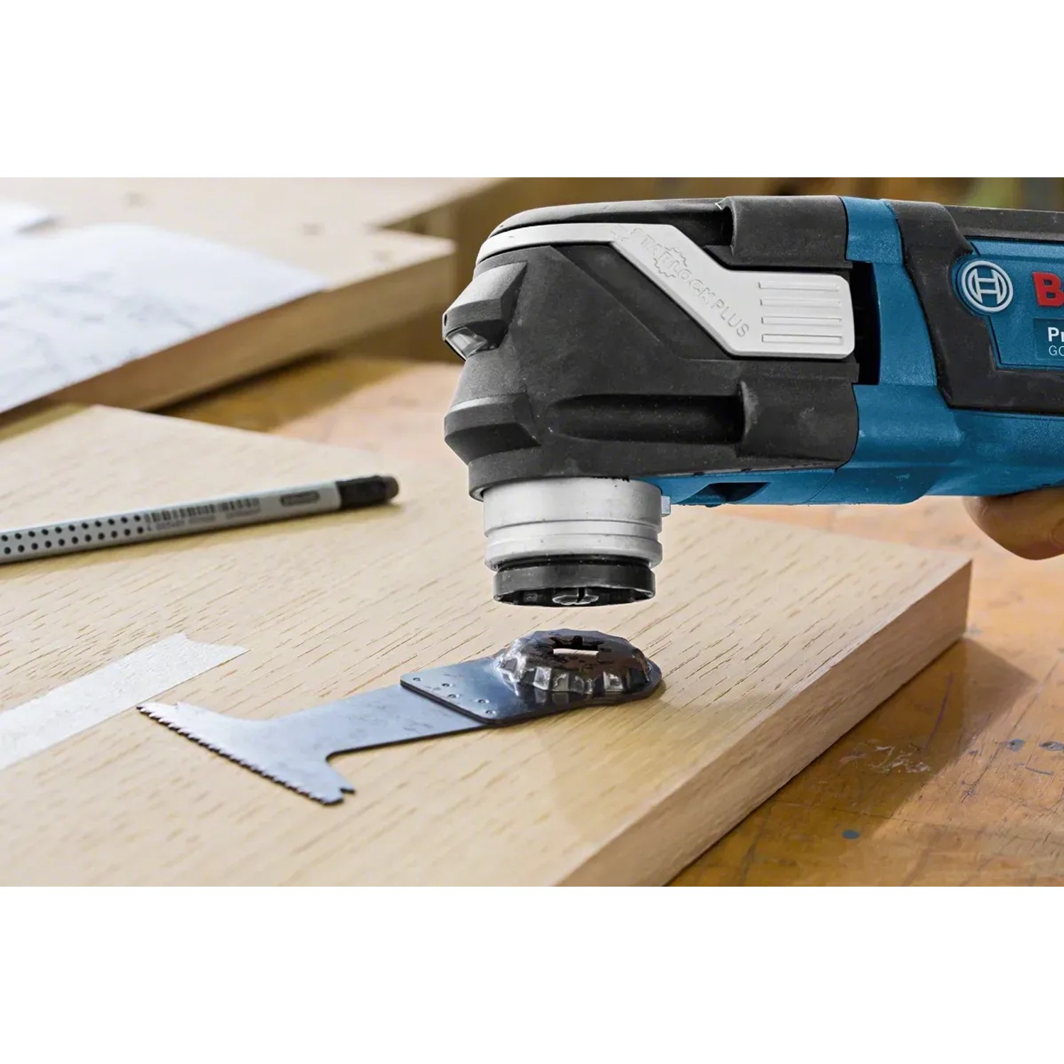 Bosch Professional GOP 40-30 Multicutter mit Zubehör in L-Boxx auf Holz.
