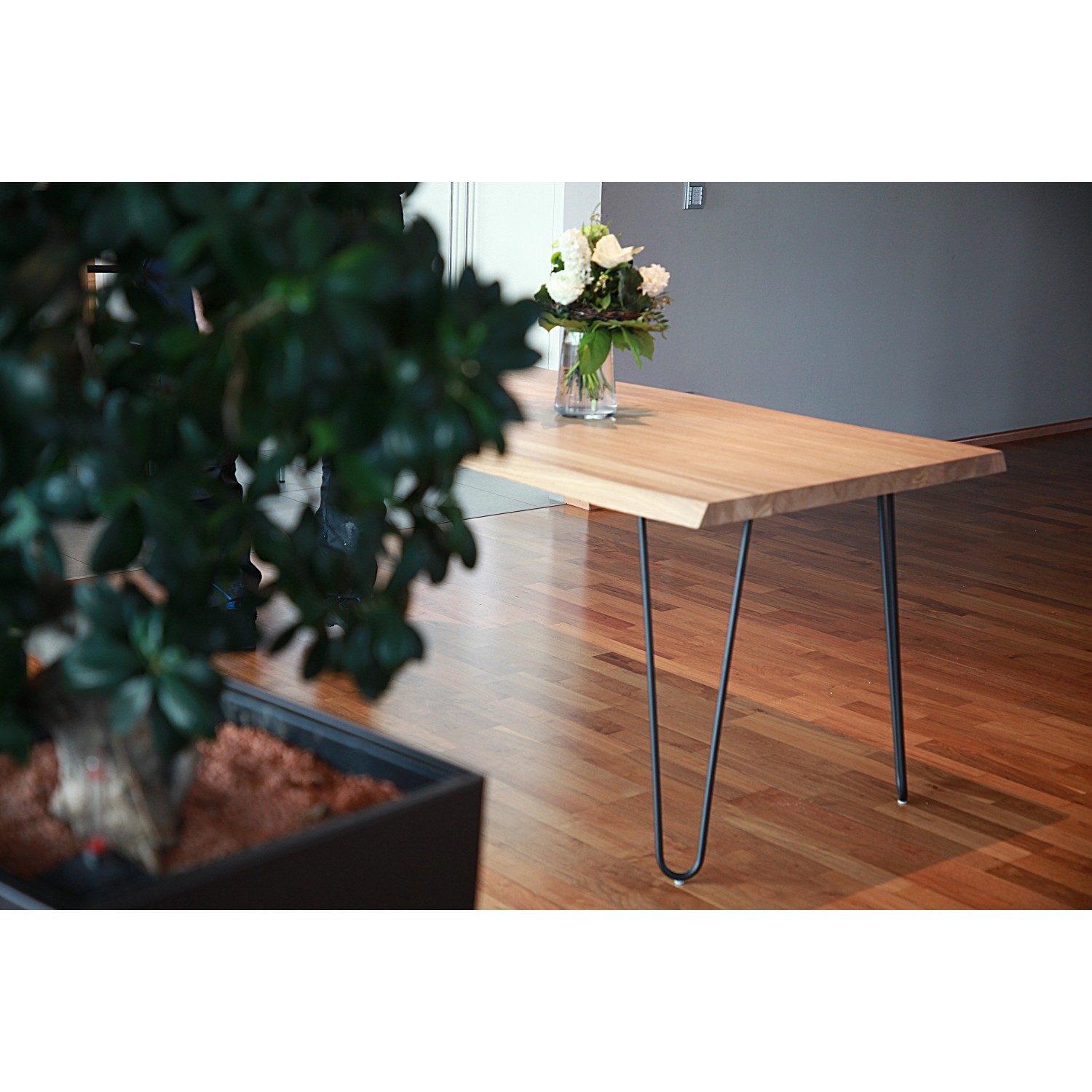 Tisch mit schwarzem Hairpin Tischuntergestell (180x710mm).