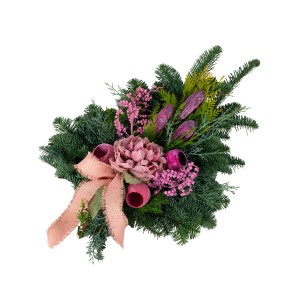 Grabstrauß mit Schleife, Seidenblume und Erika, 60 cm Länge. Dekorative Grabdekoration mit Nobilis- und Thuja-Zweigen.