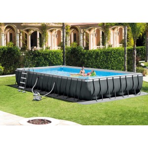 Intex Frame Pool-Set Ultra Quadra XTR, 975x488x132 cm, mit Sandfilteranlage und Leiter im Garten.