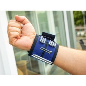 Handgelenk mit blauem LUX Werkzeugarmband, bestückt mit Bits und Schrauben.