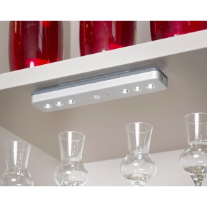 Briloner LED-Unterbauleuchte Lero, 6-flammig mit Bewegungsmelder unter Küchenschrank.