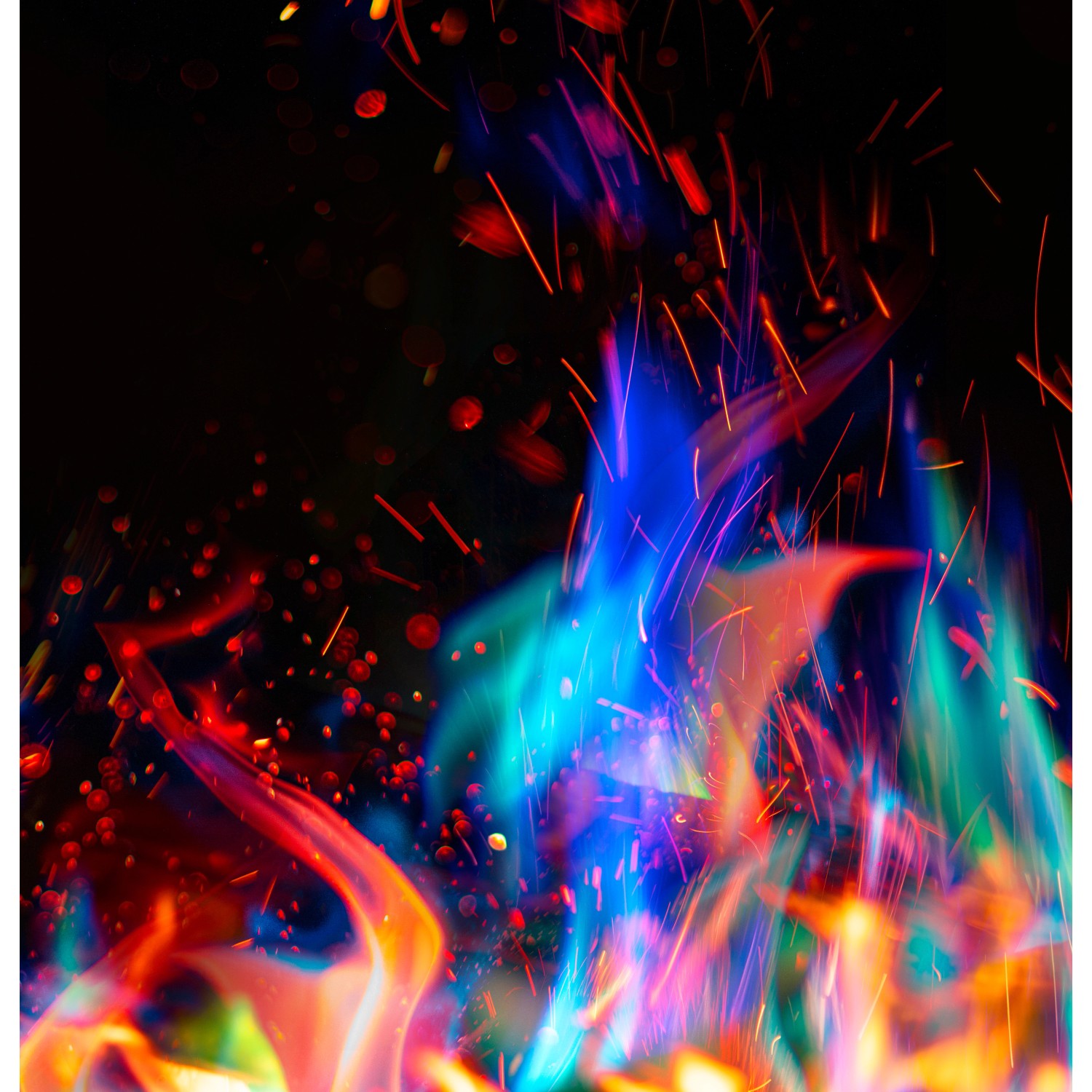 Farbenprächtiges Feuer mit Rot-, Gelb-, Blau- und Grüntönen. Feuerfarbe für Kamin, Ofen oder Lagerfeuer.