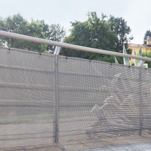 Graues Tenax Sichtschutznetz Texstyle Vip 1x5m am Zaun befestigt.