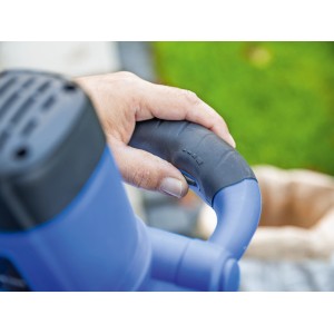 Hand am Griff des blauen LUX Rührwerk 1.400 W, Detailaufnahme.