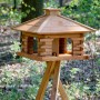 Rustikales XL-Vogelfutterhaus im Blockhaus-Stil mit Holzdach auf optionalem Ständer.