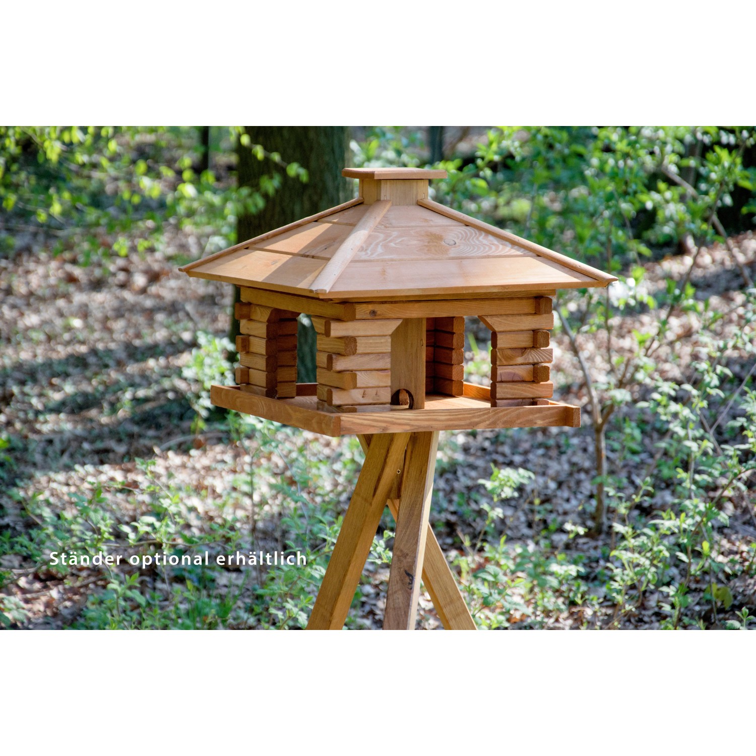 Rustikales XL-Vogelfutterhaus im Blockhaus-Stil mit Holzdach auf optionalem Ständer.