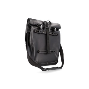Schwarze Fischer Gepäckträgertasche Plus Terra mit Schultergurt und Rollverschluss für Fahrräder.