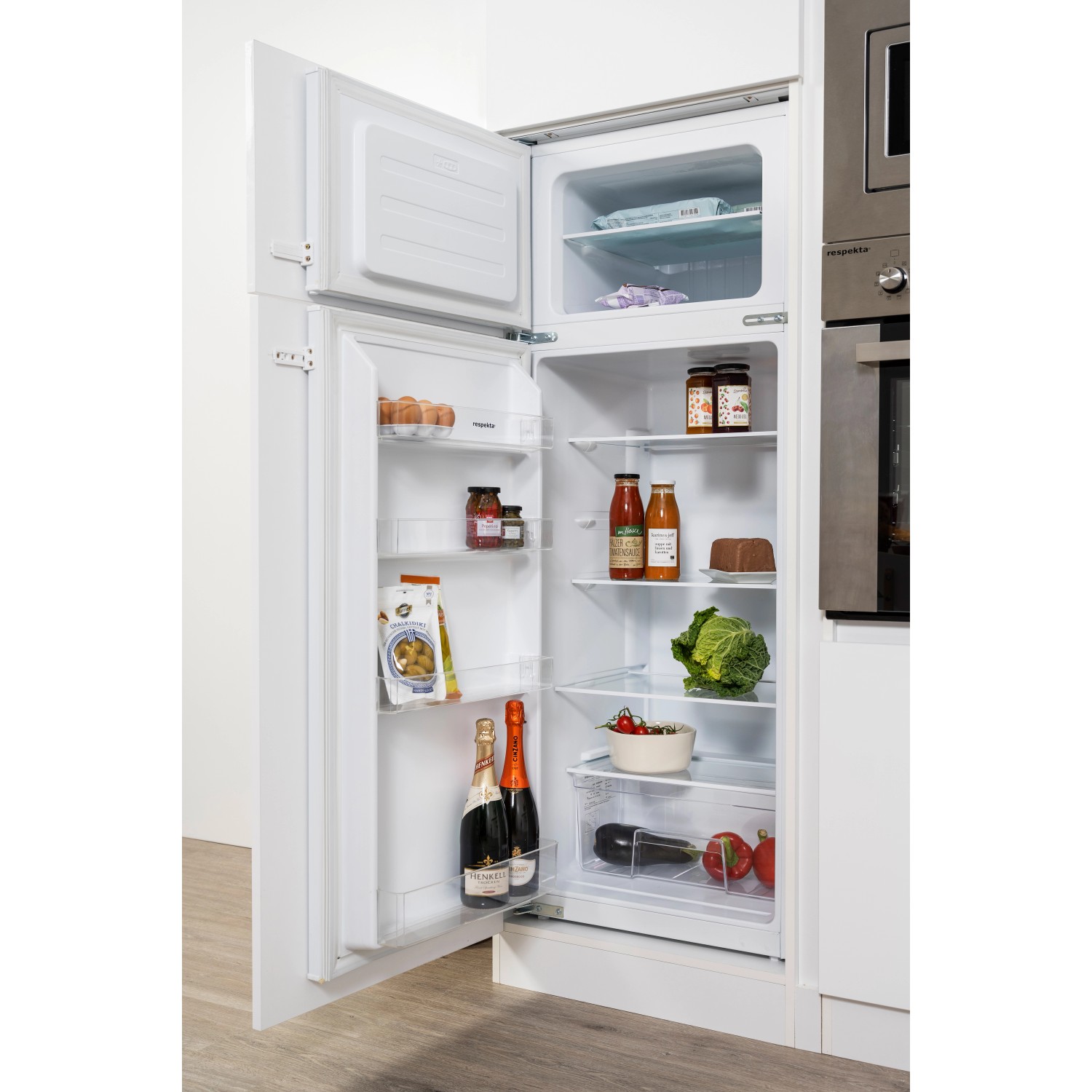 Geöffnete Kühl-Gefrierkombination, integriert in Respekta Premium Küchenzeile, gefüllt mit Lebensmitteln.
