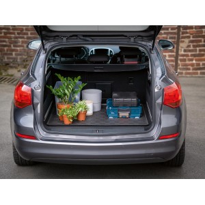 Schwarze Kofferraummatte (50 cm) im Kofferraum eines Autos, beladen mit Pflanzen und Werkzeugkisten.