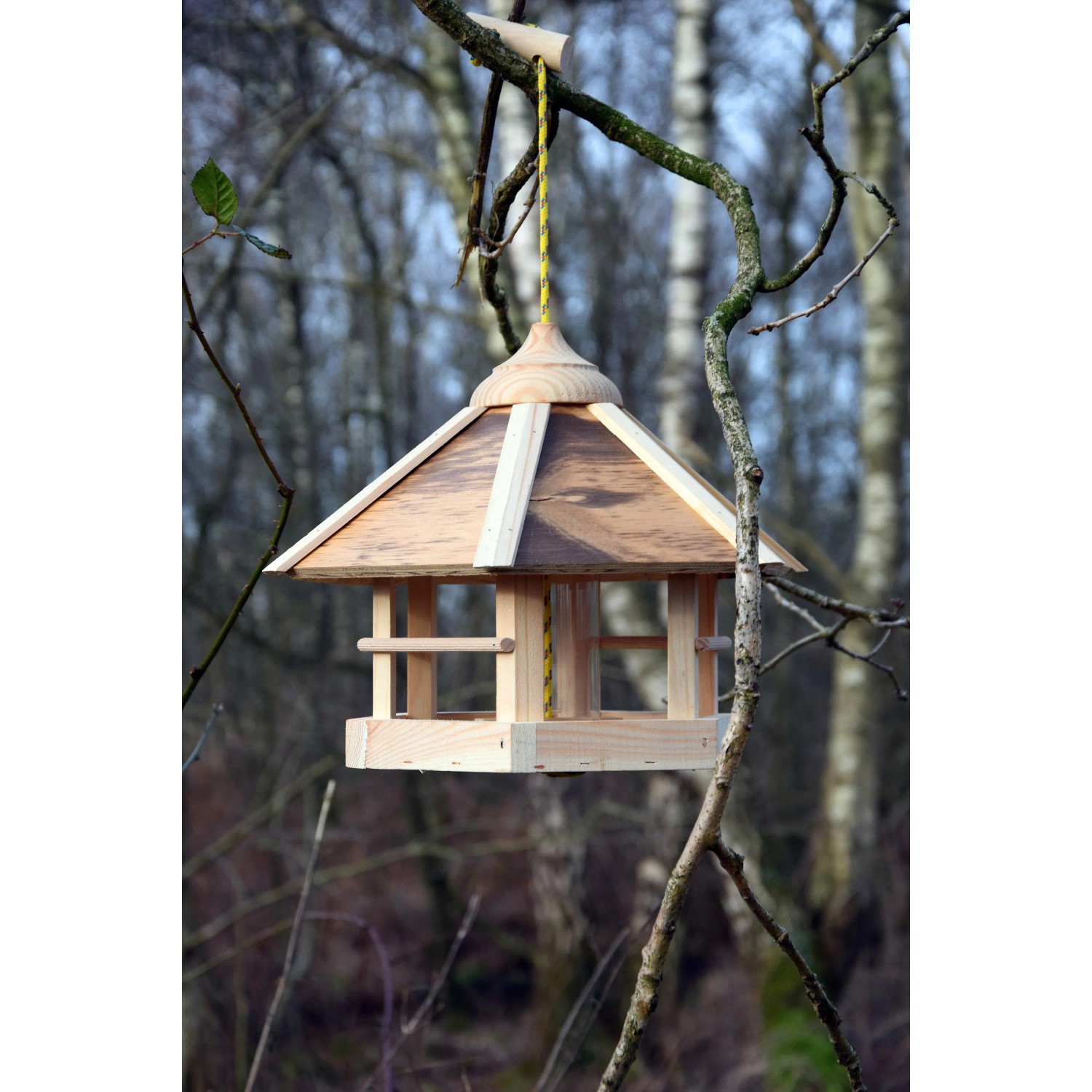 Hängendes Dobar Design Vogelhaus Natural Camouflage aus Holz mit Futtersilo.