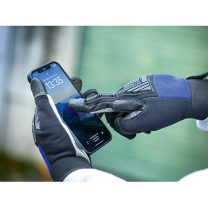 LUX Arbeitshandschuh Men Strong Protect Gr. 8 beim Bedienen eines Smartphones.