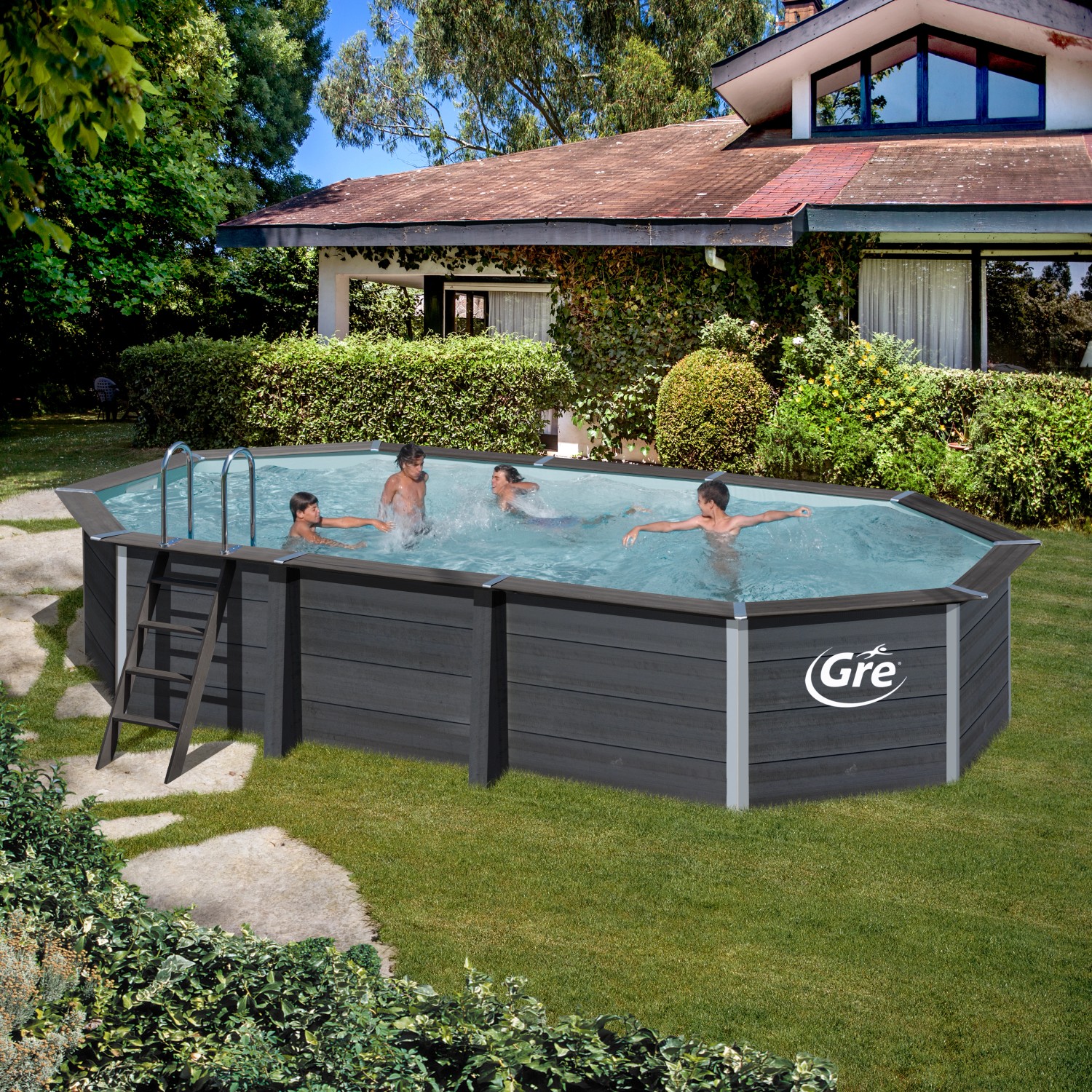 Ovaler Gre Composite Pool Avantgarde (664x386x124 cm) mit Badenden und Leiter im Garten.