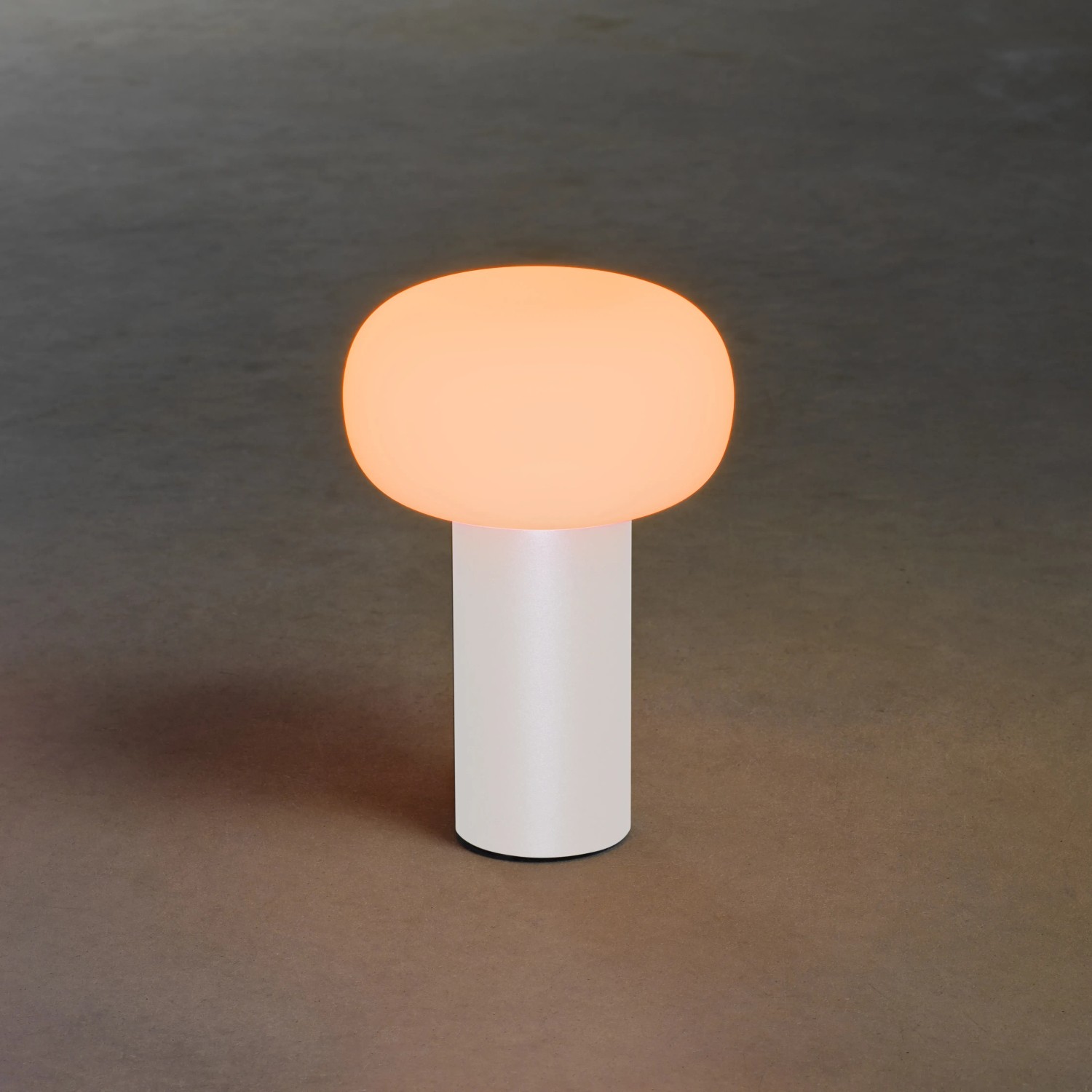 Weiße Konstsmide LED Tischleuchte Antibes, ø 13 cm, für Innen & Außen. Dekoleuchte mit Akku.