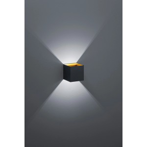 Schwarze, matte Trio LED-Wandlampe Louis mit goldener Innenseite und Lichtkegel.