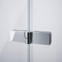 Detailaufnahme: Hüppe Schwingfalttür Design Pure, silbermatte Beschläge, Glasdusche.